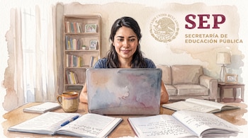 Ilustración de una mujer sentada ante una computadora portátil con cuadernos abiertos y el logotipo de la Secretaría de Educación Pública.