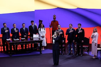 La cantante Maía (c) interpreta el himno de Colombia durante la ceremonia de investidura del presidente electo Abelardo de la Espriella, este viernes en Cali (Colombia) - crédito Mauricio Dueñas Castañeda/EFE