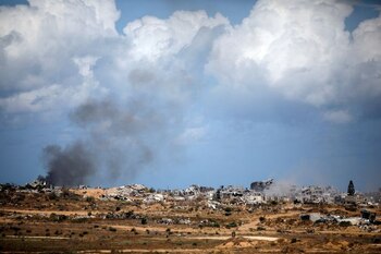 El humo se eleva tras un ataque en Gaza, visto desde el lado israelí de la frontera entre Israel y Gaza, en medio del conflicto entre Israel y Hamás. REUTERS/Shir Torem