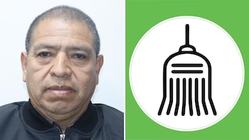 Retrato de un hombre de cabello corto y casaca oscura junto a un círculo verde con el símbolo de una escoba