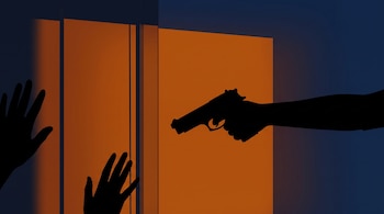 Siluetas de dos manos en el lado izquierdo y una silueta de mano con pistola en el lado derecho. Fondo de paneles en tonos naranja y azul oscuro.