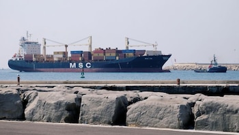 Un buque mercante entra en