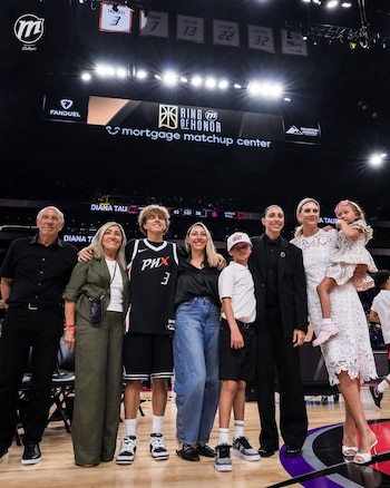 Diana Taurasi junto a su familia y padres en la ceremonia del retiro de su camiseta de Phoenix Mercury, su equipo en la WNBA (phoenixmercury)