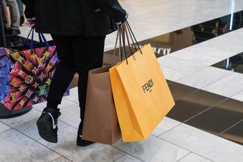 Una compradora en un centro