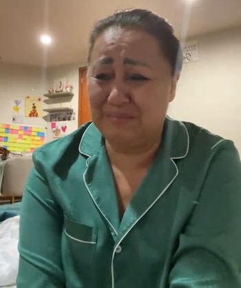 La madre de Gomita rompió en llanto luego de ver como su hija subió al escenario aún con complicaciones