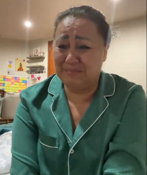 La madre de Gomita rompió en llanto luego de ver como su hija subió al escenario aún con complicaciones de salud. (Captura de pantalla )