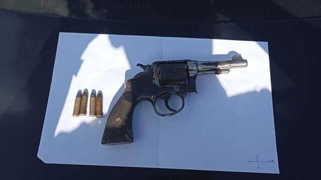 El arma que fue secuestrada durante el operativo, donde también detuvieron a los sospechosos