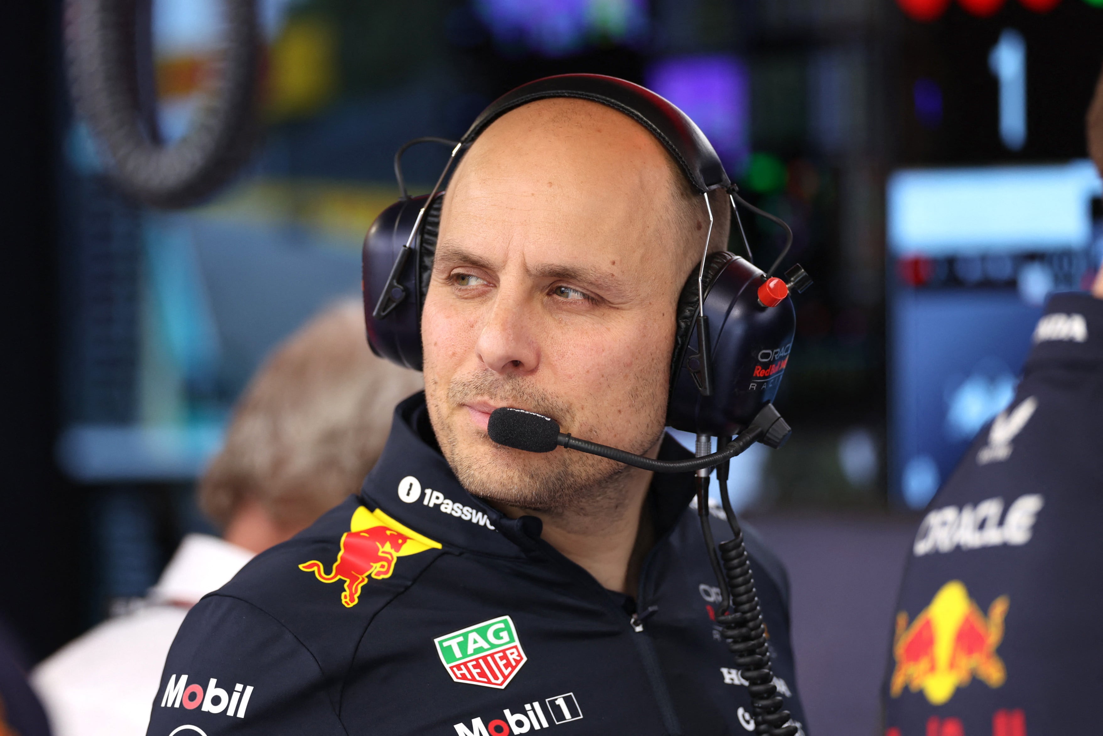 Gianpiero Lambiase, que acompaña a Verstappen desde su debut en 2015, está en constante comunicación con el neerlandés durante la carrera y lo ayuda con la puesta a punto del monoplaza (REUTERS/Ricardo Arduengo)