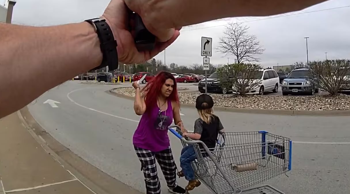 Una mujer armada con un cuchillo atacó a un niño de tres años en el estacionamiento de un Walmart, provocando una respuesta inmediata de la policía (Omaha Police Department)