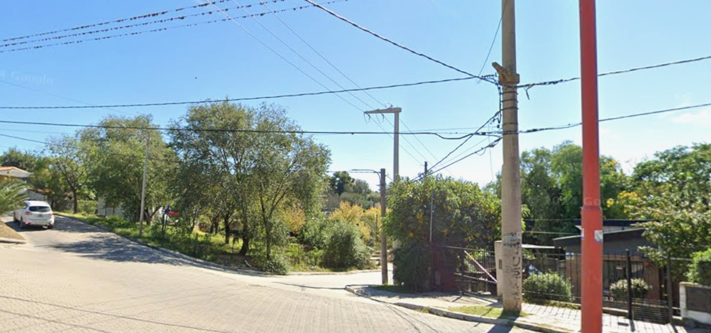 El incidente se produjo cuando el vehículo realizó un giro brusco, provocando que uno de los hermanos impactara contra un poste y el cordón de la vereda