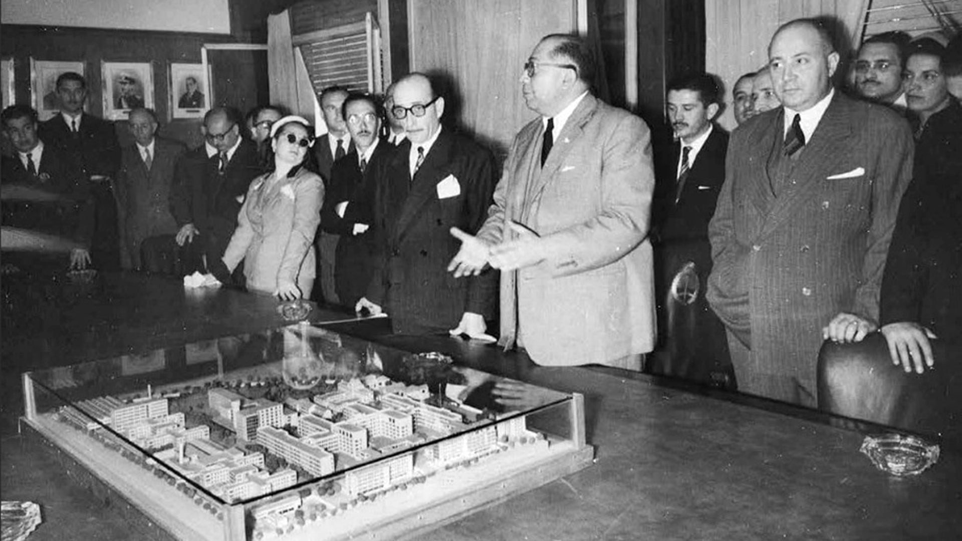 En 1951 Carrillo muestra la maqueta del Hospital Nacional de Pediatría