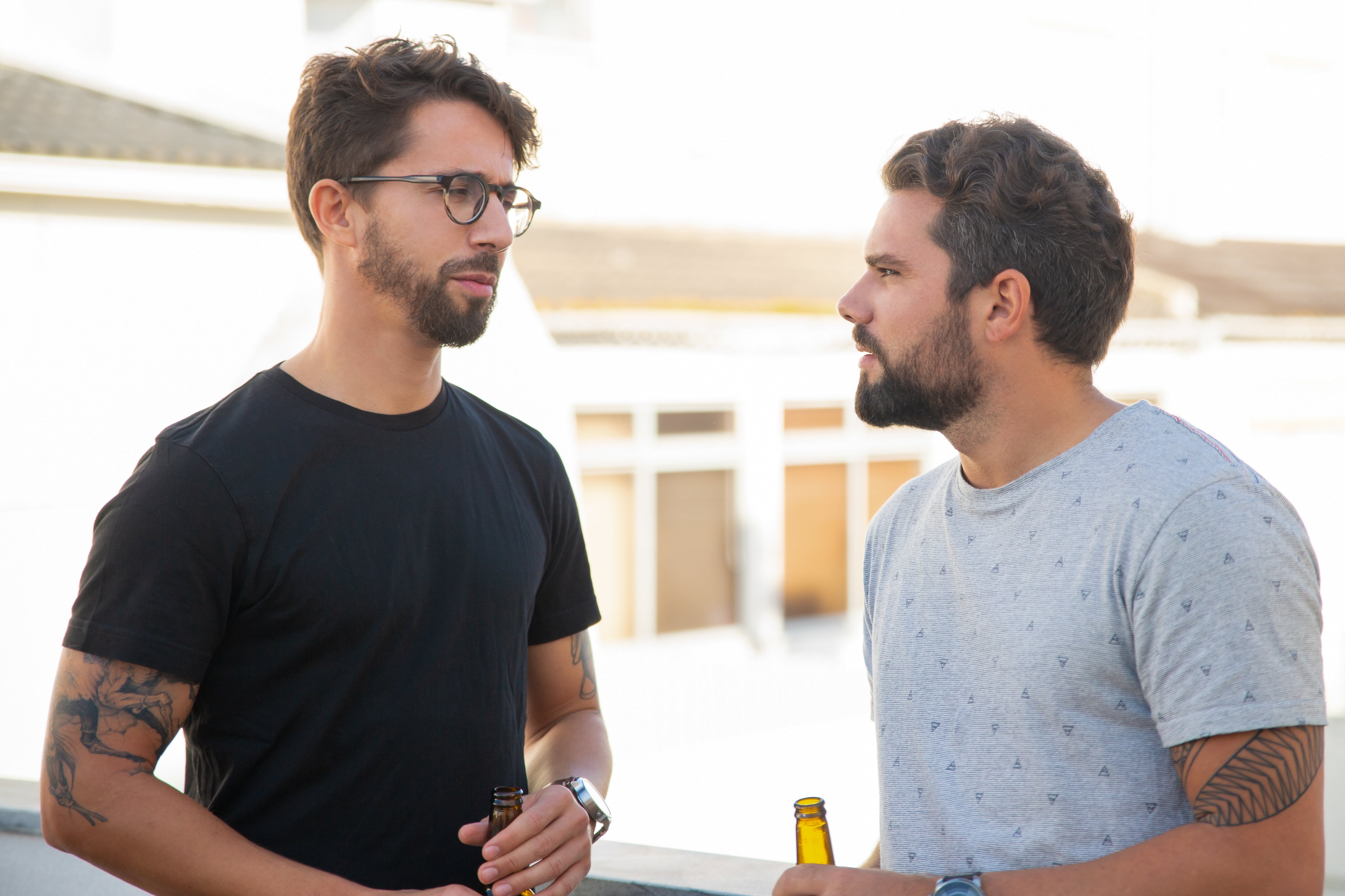 Conversación entre dos personas. (Magnific)