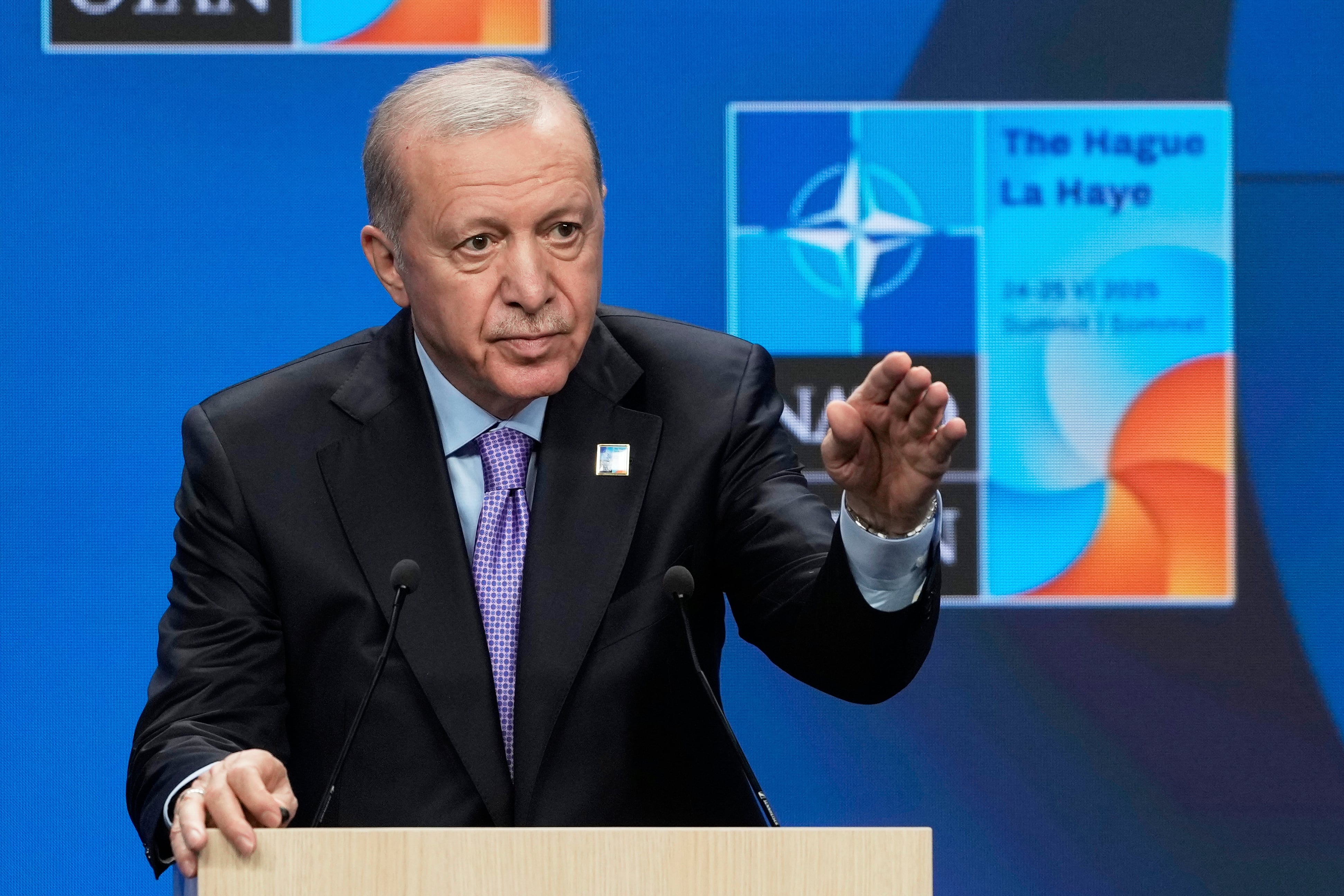 ARCHIVO - El presidente de Turquía, Recep Tayyip Erdogan, gesticula durante una conferencia de prensa tras una sesión plenaria en una cumbre de la OTAN, en La Haya, Holanda, el 25 de junio de 2025 (AP Foto/Markus Schreiber, archivo)