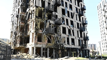 Aumentan a cinco los muertos por el ataque del domingo de Rusia contra Kiev y sus alrededores