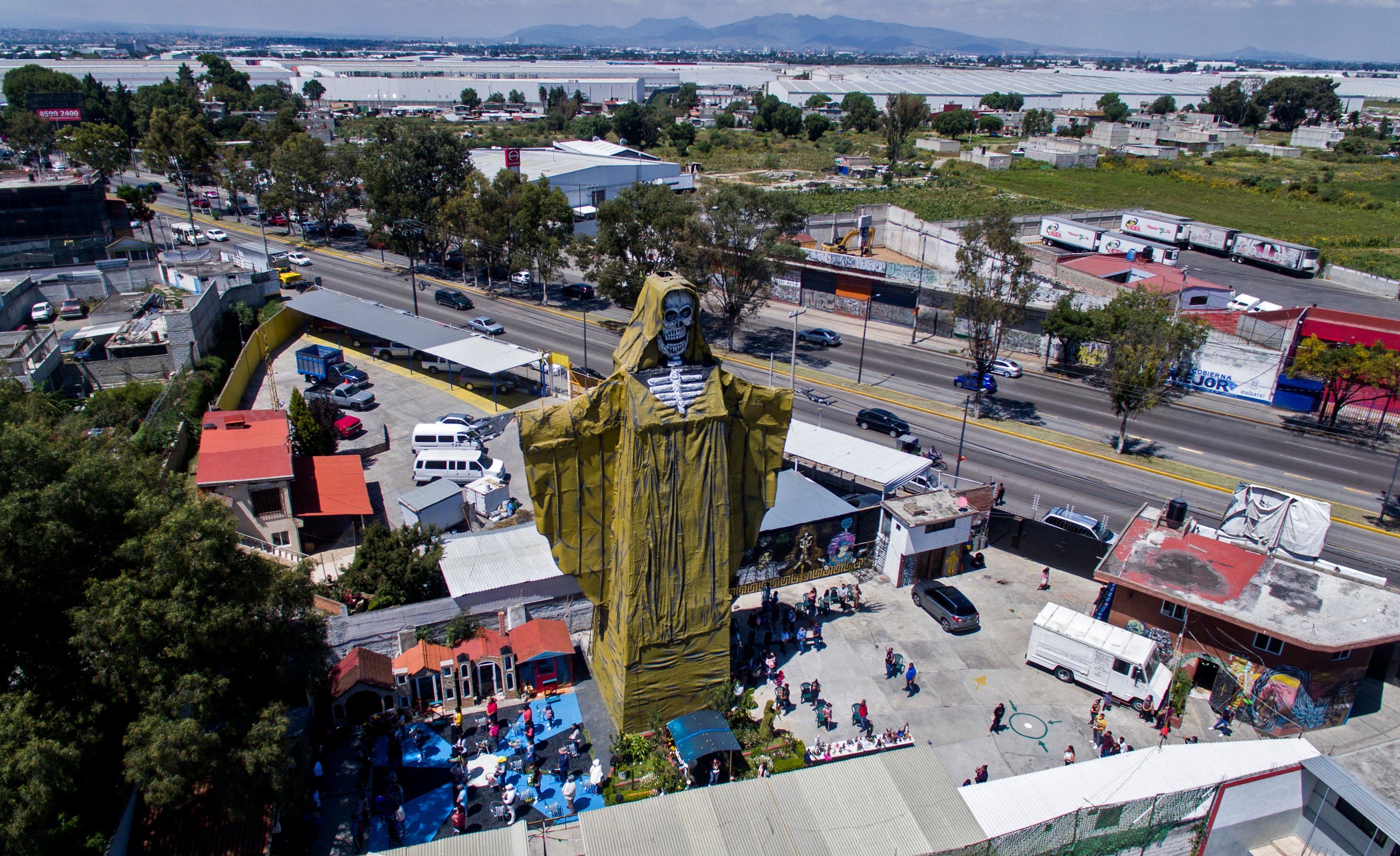 El Templo de la Santa Muerte, ubicado en Tultitlán, es uno de los recintos más visitados de la vialidad. Photo by CLAUDIO CRUZ / AFP)