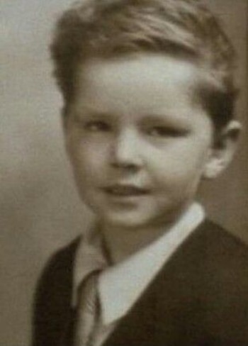 El niño fue criado bajo