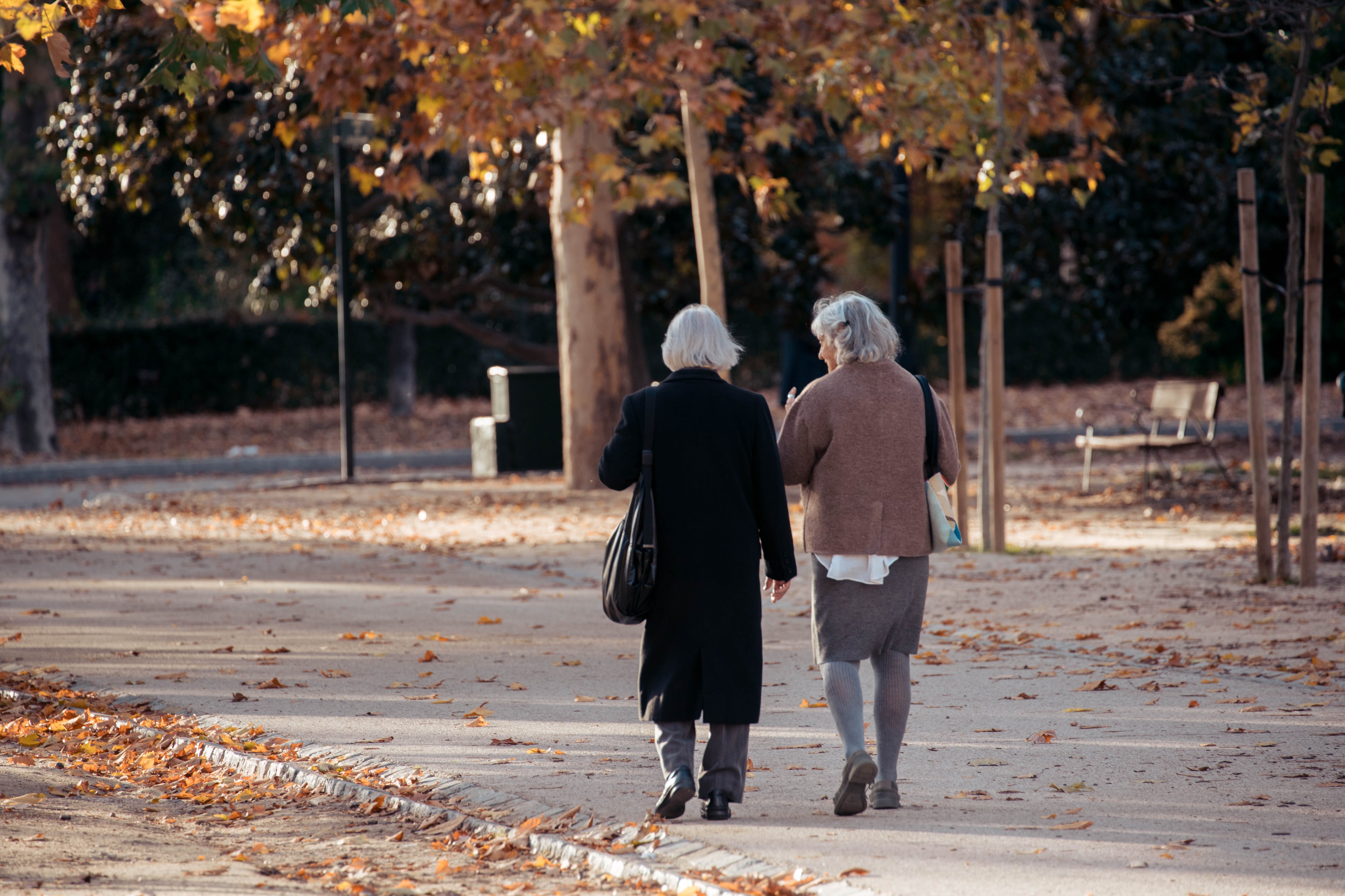 Dos mujeres caminando por un parque en Madrid. (Gabriel Luengas/Europa Press)