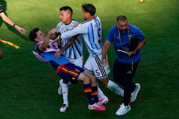 El empujón de Leandro Paredes a Gavi en pleno campo de juego después de la victoria de España ante Argentina (Créditos: AP/Yuki Iwamura)