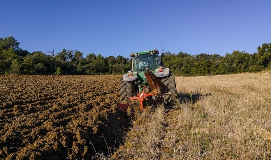 Tractor arando en el campo. (Junta de Andalucía)