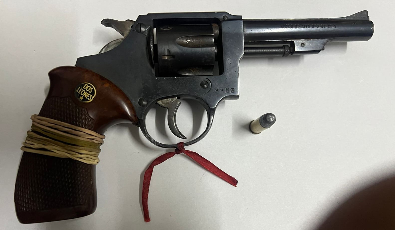El peculiar detalle que tenía el arma que le secuestraron al detenido: una cinta roja