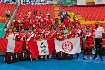 El plantel peruano de vóley sentado en los Parasuramericanos Valledupar 2026.