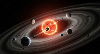 Una ilustración artística representa una estrella enana roja rodeada de múltiples planetas y un disco de material estelar y rocas en el espacio oscuro.