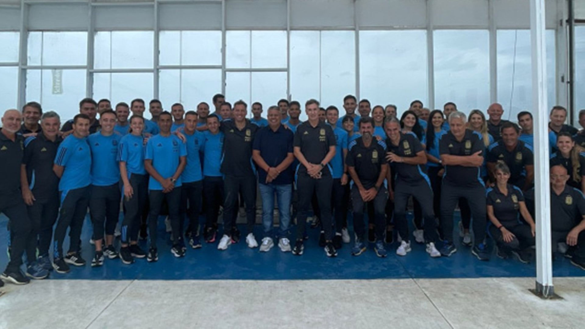 Federico Beligoy y Claudio Tapia con el equipo de árbitros tras la pretemporada del 2026