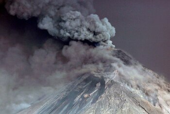 El vapor se eleva desde el volcán Fuego, visto desde San Juan Alotenango, en las afueras de la Ciudad de Guatemala el 19 de noviembre de 2018. (Reuters/Luis Echeverría)
