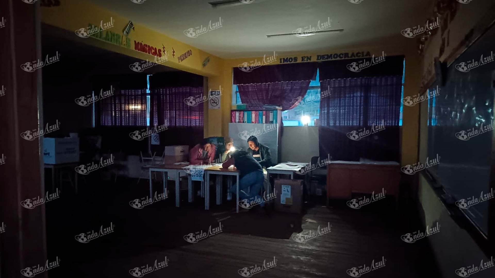 Personal electoral en Huancané trabaja a oscuras en la I.E.P. 73003 después del cierre de mesas de votación debido a la falta de energía eléctrica en 13 de ellas. (Radio Onda Azul)