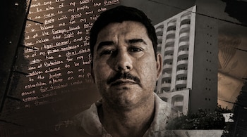 Retrato de Joaquín 'El Chapo' Guzmán con bigote y camisa clara, sobre un fondo oscuro con texto manuscrito y la silueta de un edificio gris de varios pisos.