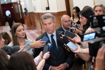 Alberto Núñez Feijóo, presidente del PP, interviene ante los medios escoltado por Ester Muñoz y Miguel Tellado. (PP)