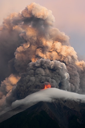Volcán de fuego de Guatemala en constantes erupciones, las más fuertes en años