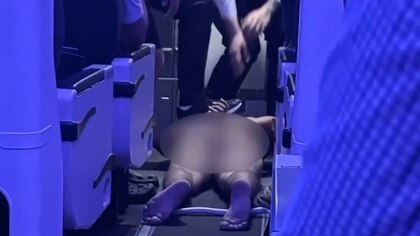 La policía de Australia arrestó a un hombre que comenzó a correr desnudo en medio de un vuelo
