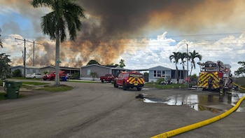 Los incendios en Miami-Dade movilizan a vecinos y rescatistas