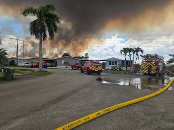 La situación ha requerido también la intervención del Broward Sheriff Fire Rescue en la zona de Max Road, así como de la agencia estatal Florida Forest Service.