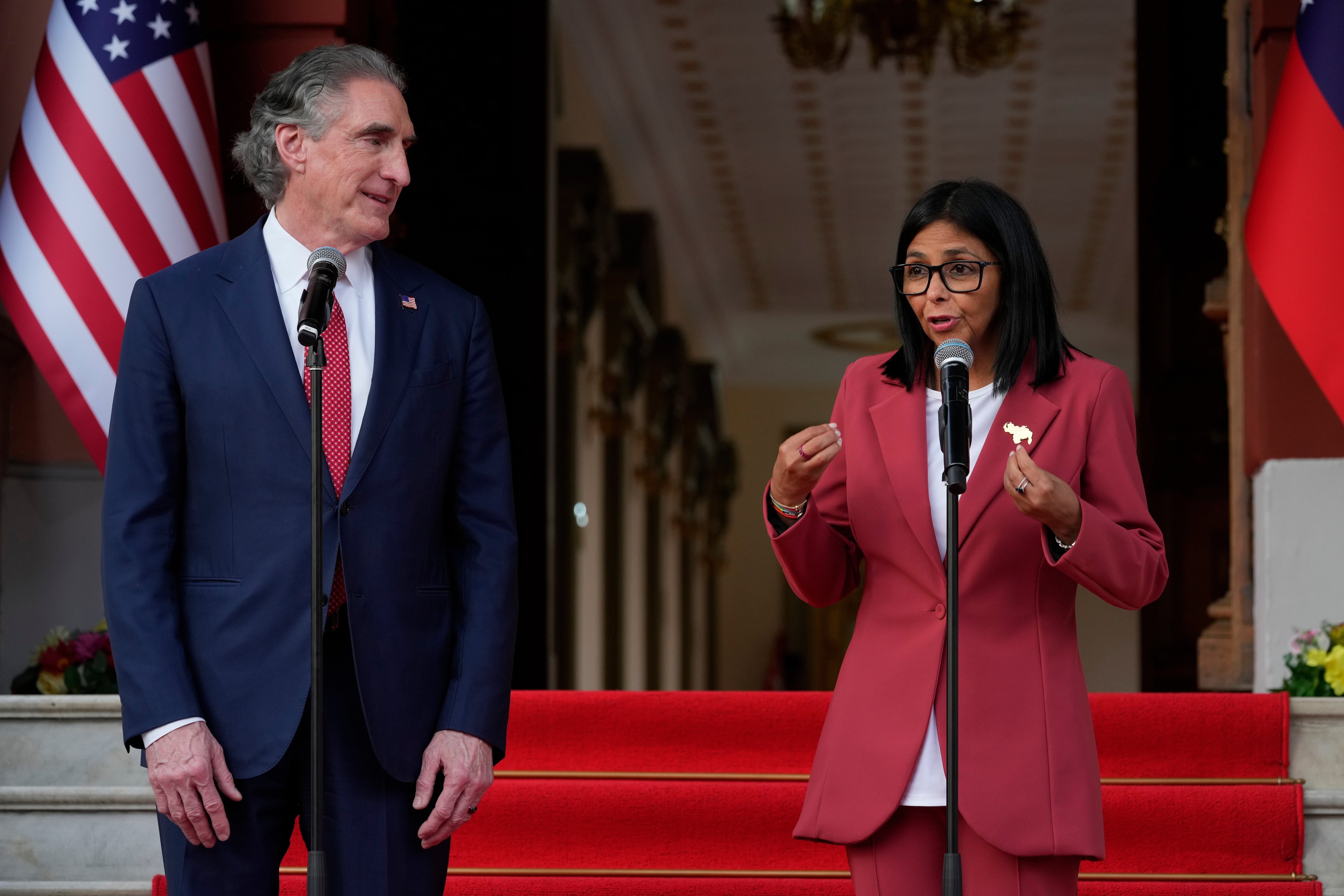 Delcy Rodríguez junto con el secretario del Interior de Estados Unidos, Doug Burgum, en el palacio de Miraflores en Caracas (AP Foto/Ariana Cubillos)