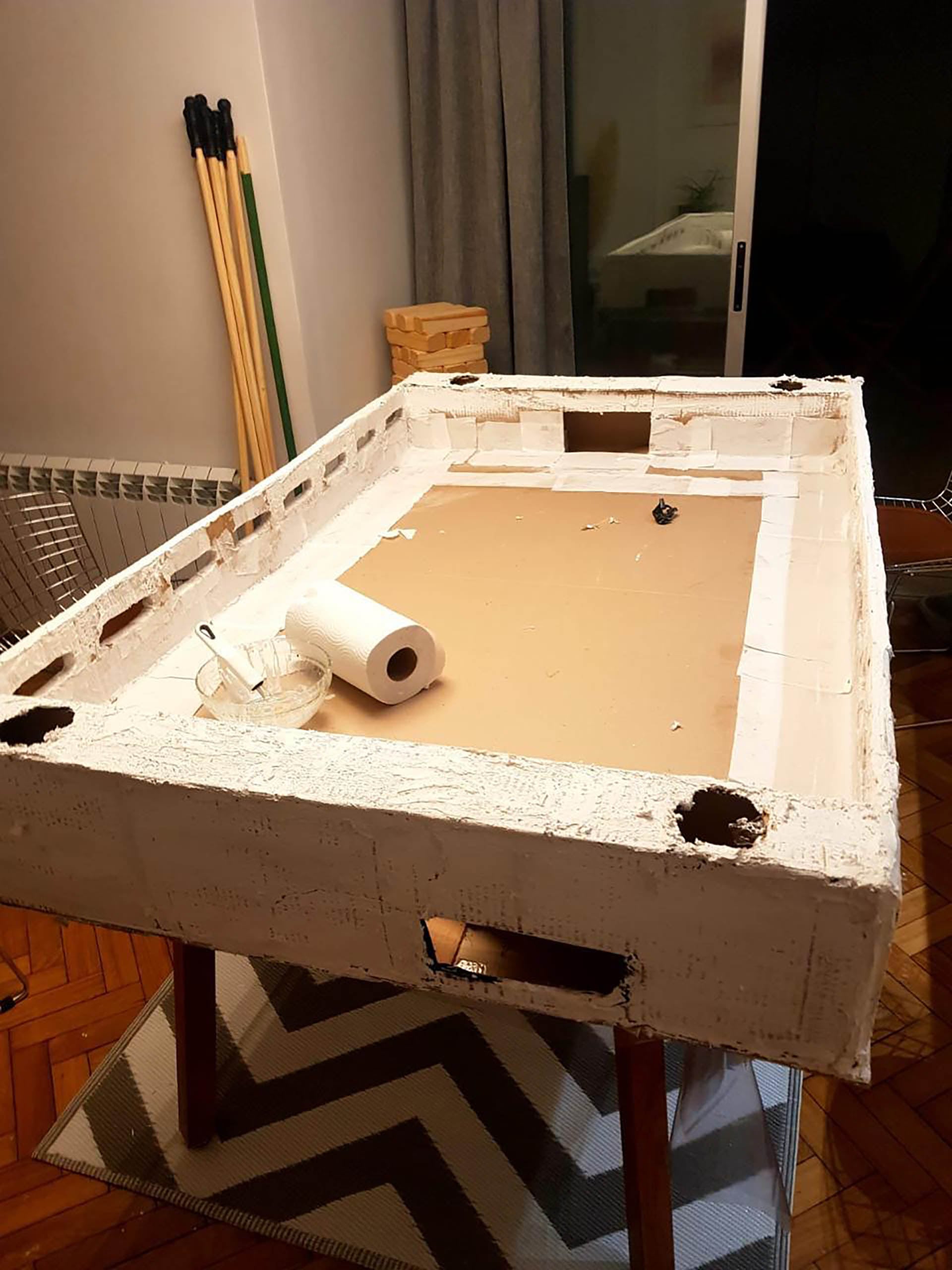 Con cartón, papel, pegamento y mucho ingenio y perseverancia los dos amigos comenzaron a construir el primer prototipo del metegol que querían diseñar