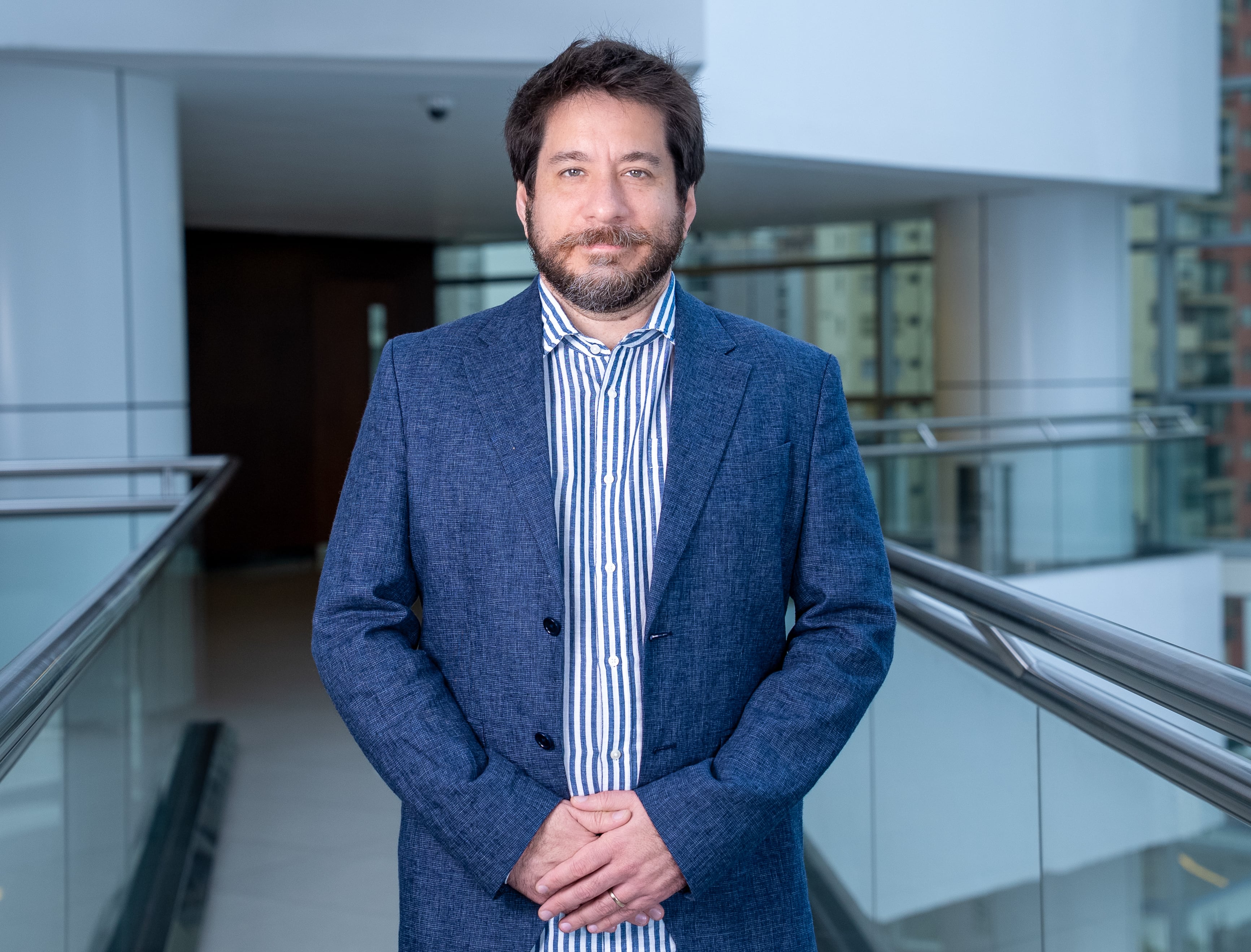 Un investigador posa en el marco del proyecto TAMBO, una iniciativa internacional para instalar un observatorio de neutrinos en el valle del Colca.