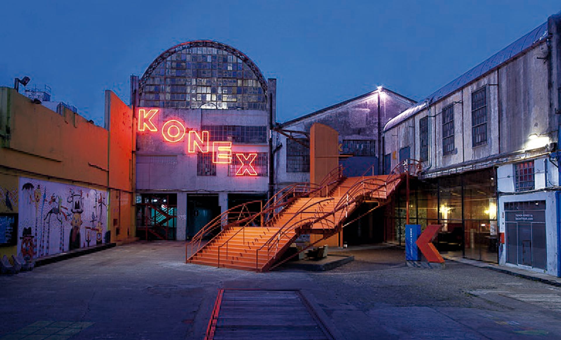 El patio descubierto de la Ciudad Cultural Konex, escenario de ciclos y festivales al aire libre desde la apertura del espacio en 2006