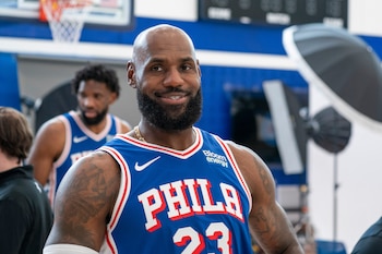 LeBron James participó de su primer media day con los 76ers de Filadelfia (AP Foto/Chris Szagola)
