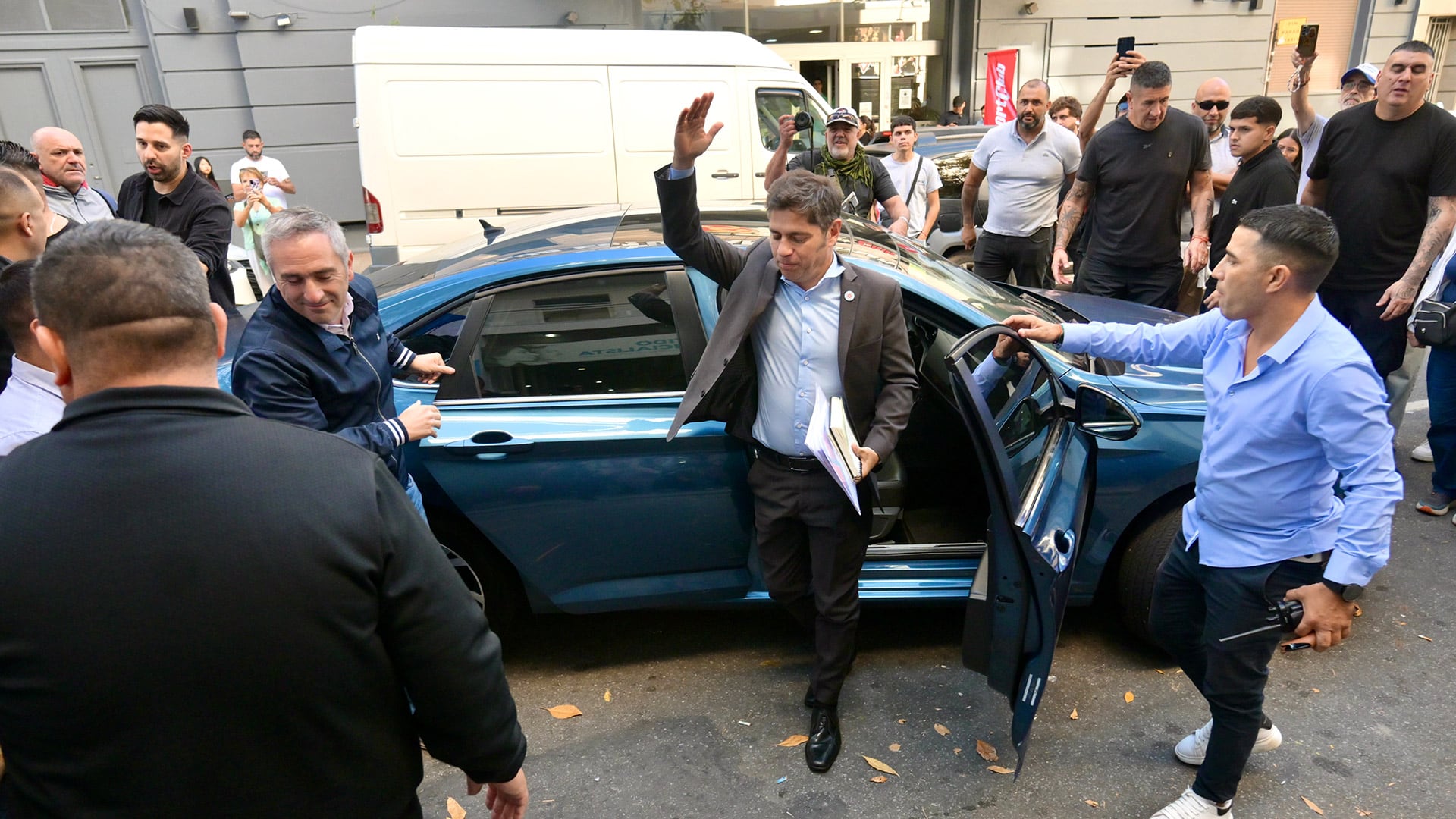 Kicillof escoltado por el ministro Andrés Larroque al llegar a la reunión del PJ bonnaerense (Aglaplata)