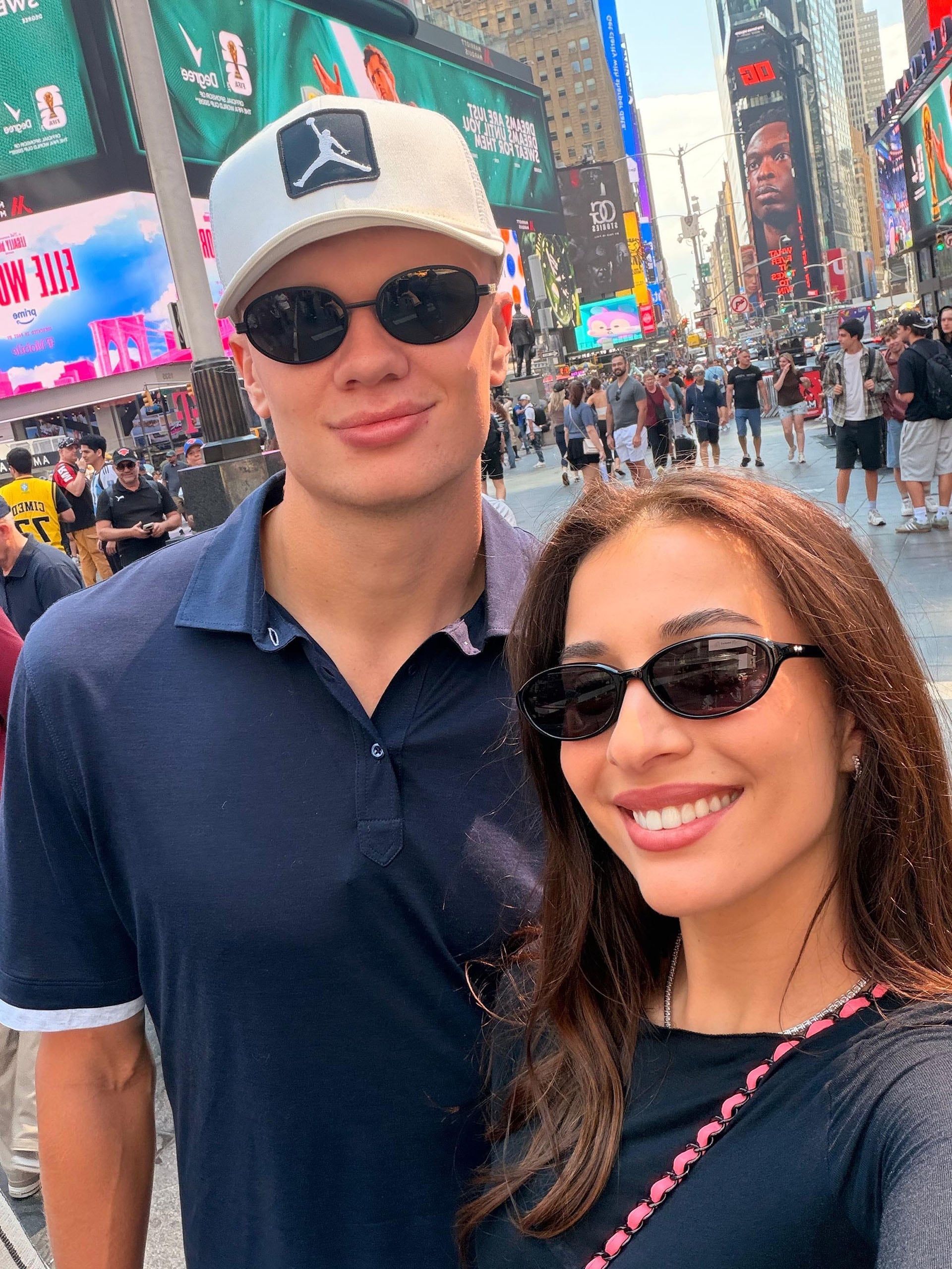 El delantero noruego con su pareja Isabel Haugseng Johansen (Foto: @erling)