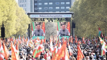 Bildu moviliza a miles de personas en Pamplona y apuesta por dar un “paso cualitativo” hacia “la República Vasca”