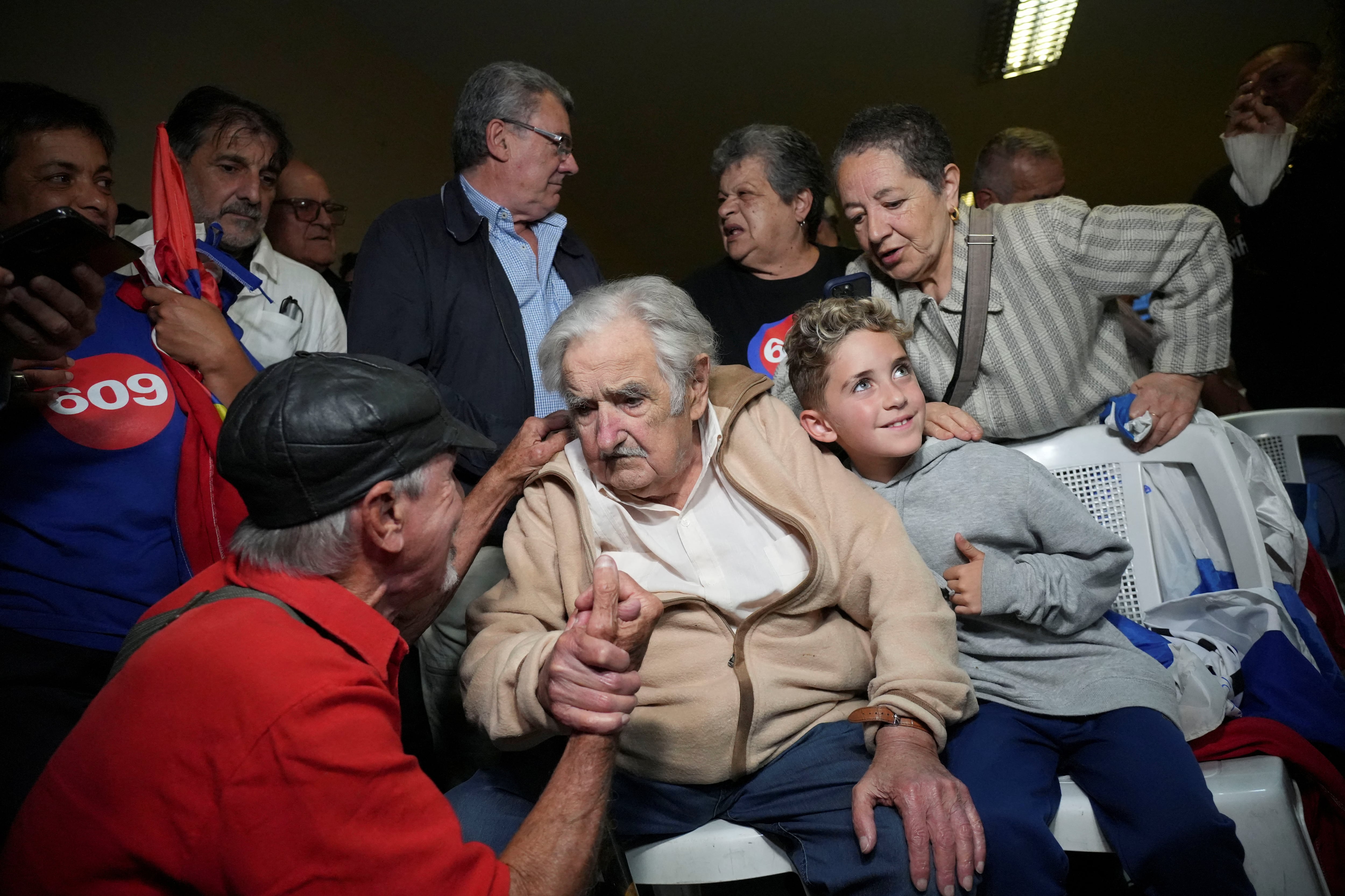 El expresidente uruguayo José Mujica saluda a sus partidarios durante un mitin de campaña del candidato presidencial de centroizquierda Yamandu Orsi (REUTERS/Mariana Greif)