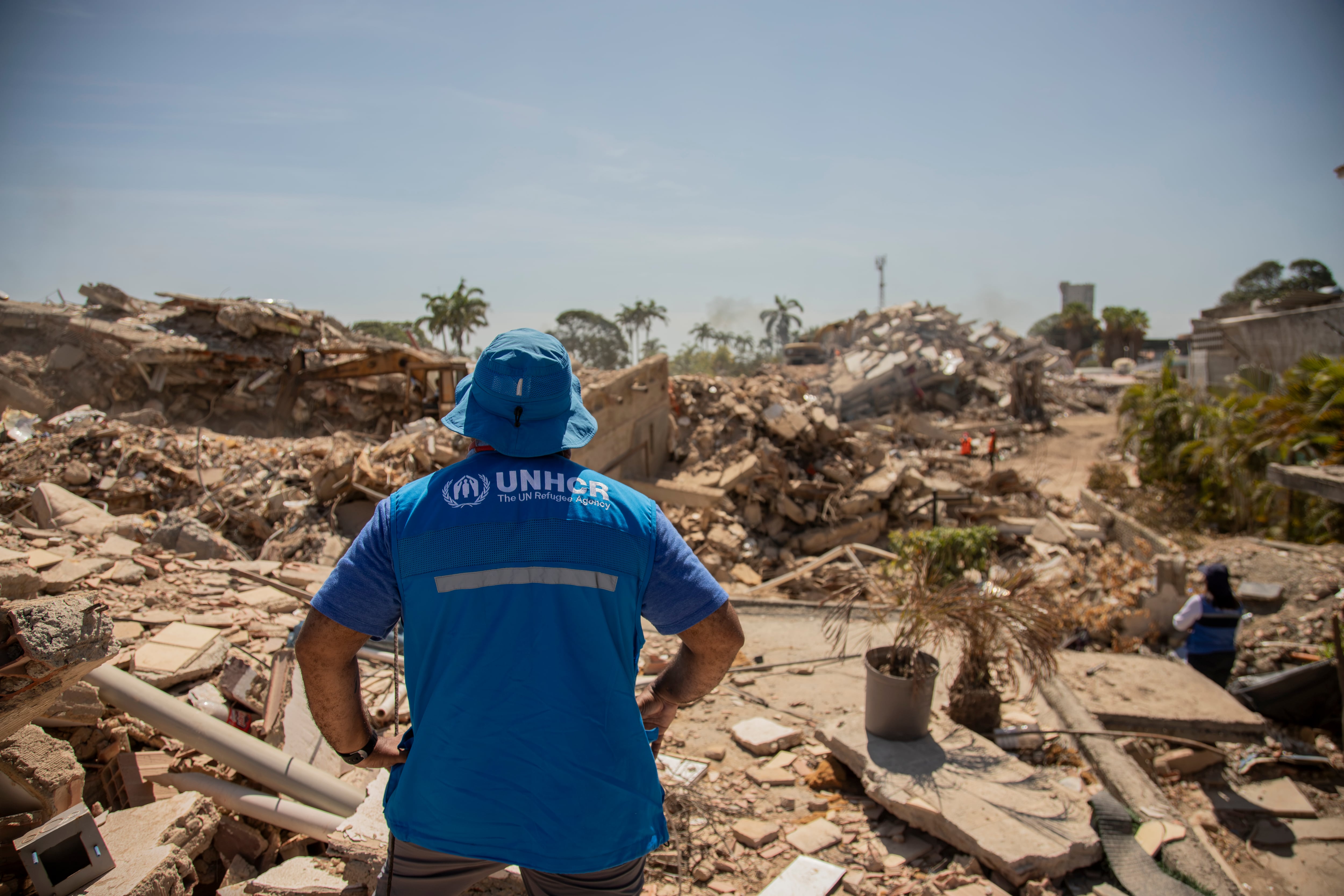 Un trabajador de ACNUR frente a edificios destruidos por los terremotos en Los Corales, La Guaira, Venezuela (Créditos ACNUR - Diana Diaz)