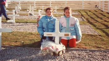 Santiago Martella junto a su hermana en el primer viaje a las islas Malvinas en 1991