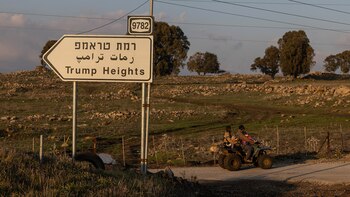 Una familia conduce un vehículo