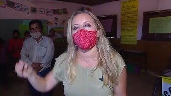 Paula Bernini con vecinos de