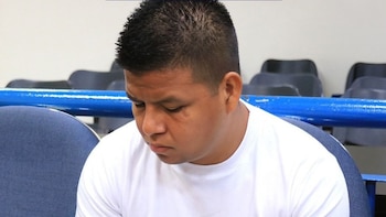 Custodio de penal que exigía