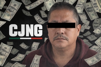 Primer plano de un hombre con banda negra sobre los ojos, bigote, sudadera oscura. Al fondo, logo CJNG y franja verde, blanco, rojo. Billetes de cien dólares caen.